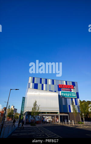 Redrock edificio in Stockport cercando con un sacco di cielo blu Foto Stock