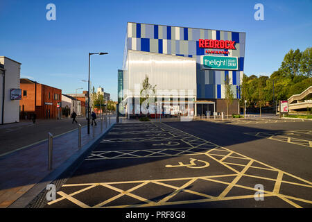 Redrock edificio in Stockport con più disabili parcheggi per auto Foto Stock