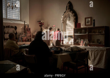 Merlettaie presso la chiesa di San Pietro, Stockport Foto Stock