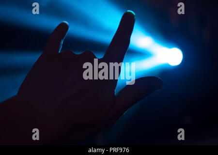 Gesto con la mano che mostra due dita verso l'alto Foto Stock