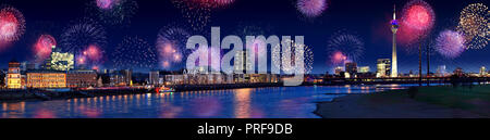 Skyline di Duesseldorf, Germania con fuochi d'artificio Foto Stock