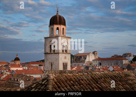 La torre campanaria del convento francescano di san Ignazio Chiesa al di là, la Città Vecchia di Dubrovnik, Croazia Foto Stock