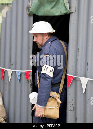 Uomo vestito da air raid warden al 2018 Welshpool 1940's Weekend Foto Stock