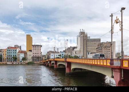 Fiume Capibaribe (Rio Capibaribe), Alfandega Bund (Cais da Alfândega), Recife, Pernambuco, Brasile Foto Stock