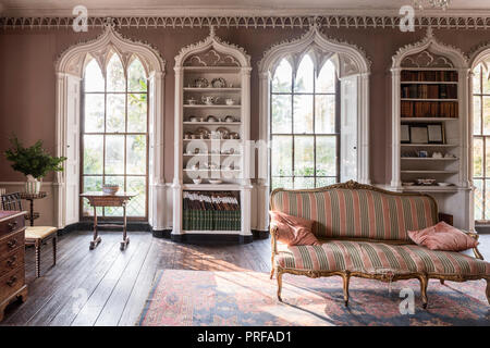 Piatti decorativi su bianco scaffalatura a windows di fragole in stile gotico Foto Stock