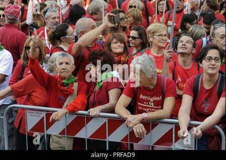 Milano, 30 settembre 2018, 'T-shirt rossa' dimostrazione organizzata da ANPI (Associazione Nazionale dei partigiani italiani) e altri gruppi della società civile. 25 mila in piazza del Duomo con il motto "Zero" di intolleranza contro il fascismo in salita e i criteri di sicurezza del governo e Ministro degli interni di Salvini Foto Stock