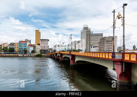 Fiume Capibaribe (Rio Capibaribe), Alfandega Bund (Cais da Alfândega), Recife, Pernambuco, Brasile Foto Stock