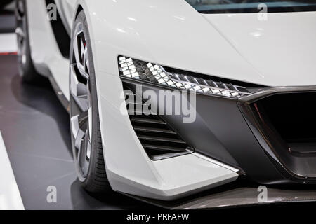 Audi ha presentato la nuova generazione della supercar elettrica Audi PB18 e-tron durante la prima giornata della stampa internazionale del Motor Show di Parigi, il martedì, o Foto Stock