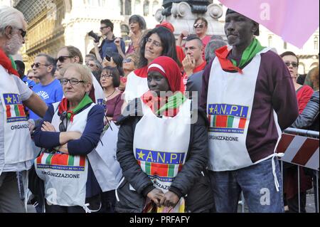 Milano, 30 settembre 2018, 'T-shirt rossa' dimostrazione organizzata da ANPI (Associazione Nazionale dei partigiani italiani) e altri gruppi della società civile. 25 mila in piazza del Duomo con il motto "Zero" di intolleranza contro il fascismo in salita e i criteri di sicurezza del governo e Ministro degli interni di Salvini Foto Stock