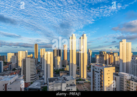 Skyline edifici in un cielo blu giorno a Boa Viagem Beach, Recife, Pernambuco, Brasile Foto Stock