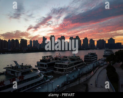 Questa è stata presa il giorno nazionale di sunrise con la vista di Pudong e gli yacht in primo piano. Foto Stock