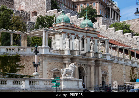 Ingresso del castello storico Giardino Bazaar a Budapest, in Ungheria, in Europa orientale. Statue, ornamenti e cupole turchesi dell'antico edificio. Foto Stock