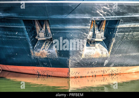 Vista frontale di una nave di prua, con due ancore di grandi dimensioni posizionati in cavità quadrate nello scafo Foto Stock