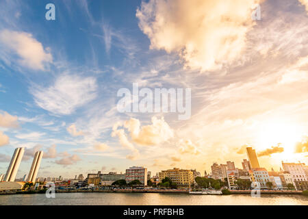 Tramonto al fiume Capibaribe (Rio Capibaribe), Alfandega Bund (Cais da Alfândega), Recife, Pernambuco, Brasile Foto Stock