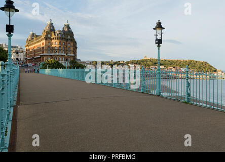 Il Grand Hotel in Scarborough con Scarborough porto e castello in background. unsharpened Foto Stock