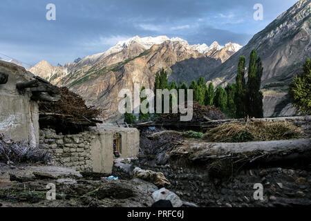 Piccoli vicoli e le tradizionali case in pietra del villaggio di Askole, Gilgit-Baltistan, Pakistan Foto Stock