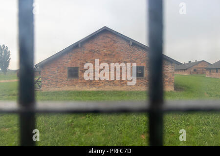 Interno della baracca con prigioniero di letti, letti a castello in barrack in Auschwitz Birkenau. Campo di concentramento nazista di Auschwitz II, costruito e gestito da Foto Stock