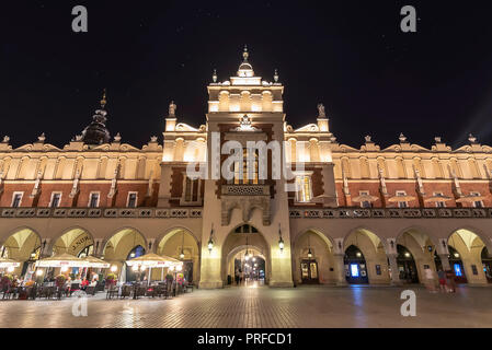 Cracovia in Polonia - 3 Giugno 2018: la piazza principale della città vecchia di Cracovia in Polonia durante la notte Foto Stock