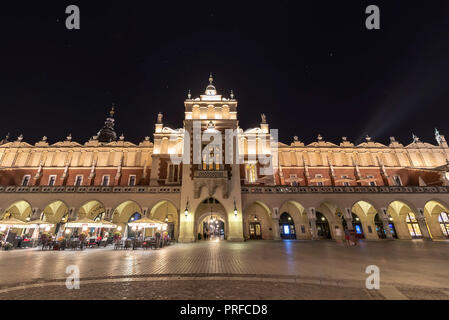 Cracovia in Polonia - 3 Giugno 2018: la piazza principale della città vecchia di Cracovia in Polonia durante la notte Foto Stock