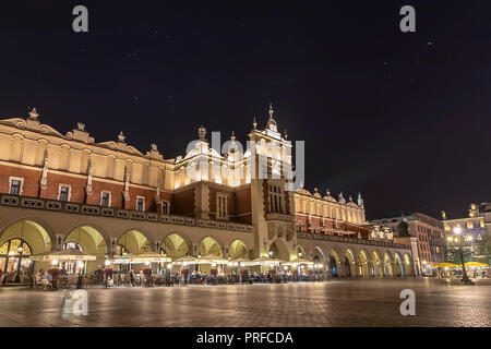 Cracovia in Polonia - 3 Giugno 2018: la piazza principale della città vecchia di Cracovia in Polonia durante la notte Foto Stock