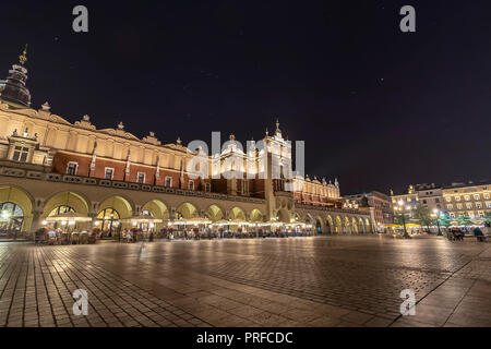 Cracovia in Polonia - 3 Giugno 2018: la piazza principale della città vecchia di Cracovia in Polonia durante la notte Foto Stock