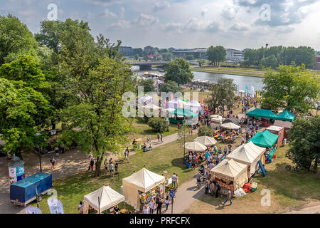 Cracovia in Polonia - 3 Giugno 2018: il mercato tradizionale a piedi di Cracovia il Castello Reale di Wawel Foto Stock