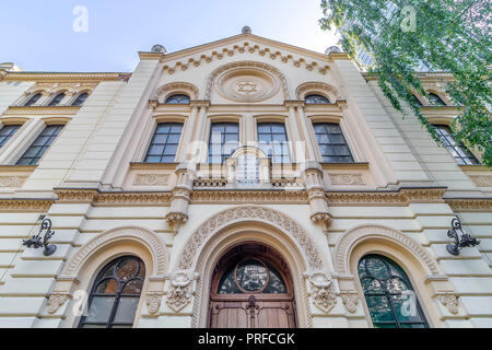 Varsavia, Polonia, 31 Maggio 2018: Il Nozyk sinagoga ebraica prewar casa di preghiera, l'unica superstite WW2 a Varsavia Foto Stock