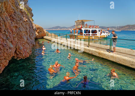 Il Cleopatra grotta e hot spring pool sull isola nera di fronte Bodrum cittadina in provincia di Mugla, Turchia. Foto Stock