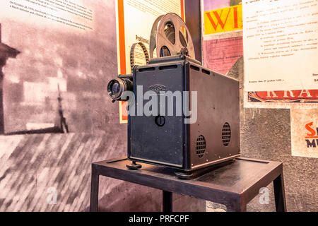 Cracovia in Polonia - 3 Giugno 2018: Vecchio filmato proiettore di Oskar Schindler smalto della Fabbrica e Museo Foto Stock