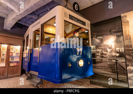 Cracovia in Polonia - 3 Giugno 2018: il vecchio tram utilizzato in tedesco-Polonia occupata all'interno di Oskar Schindler smalto della Fabbrica e Museo Foto Stock