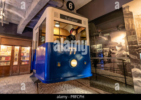 Cracovia in Polonia - 3 Giugno 2018: il vecchio tram utilizzato in tedesco-Polonia occupata all'interno di Oskar Schindler smalto della Fabbrica e Museo Foto Stock