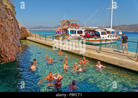 Il Cleopatra grotta e hot spring pool sull isola nera di fronte Bodrum cittadina in provincia di Mugla, Turchia. Foto Stock