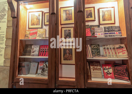 Cracovia in Polonia - 3 Giugno 2018: mobili libreria con libri e altri beni nazista in Oskar Schindler smalto della Fabbrica e Museo Foto Stock