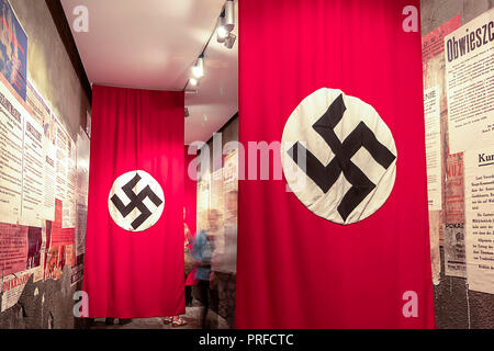 Cracovia in Polonia - 3 Giugno 2018: nazista Swastika - bandiera in Oskar Schindler smalto della Fabbrica e Museo Foto Stock