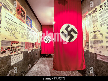 Cracovia in Polonia - 3 Giugno 2018: nazista Swastika - bandiera in Oskar Schindler smalto della Fabbrica e Museo Foto Stock