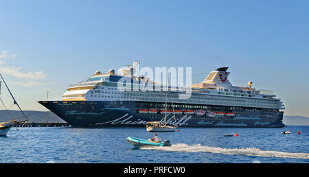 Tui nave da crociera "ein Schiff 2' agganciata a Bodrum in Turchia. Foto Stock