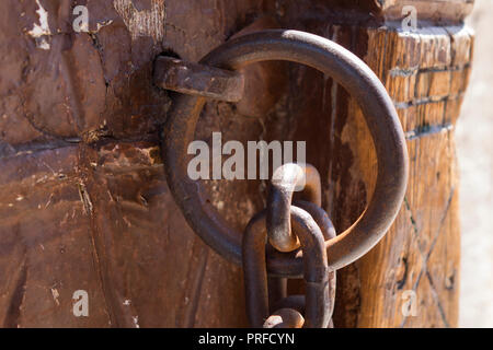 Immagine ravvicinata di una vecchia porta ottomana. Antico cancello arrugginito sul dispositivo di chiusura della porta Foto Stock