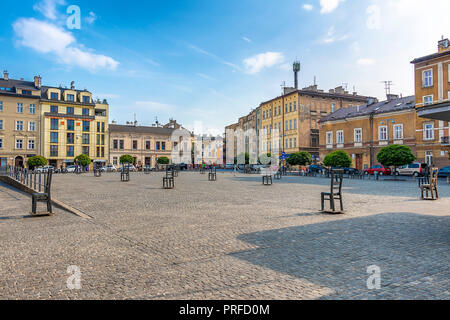 Cracovia in Polonia il 5 giugno 2018: memoriale per gli ebrei dal Ghetto di Cracovia sul loro deportazione sito sul Ghetto Piazza degli Eroi nel quartiere Podgorze . Ogni Foto Stock