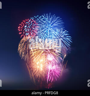 Una grande e colorata di fuochi d'artificio sfondo. Foto Stock
