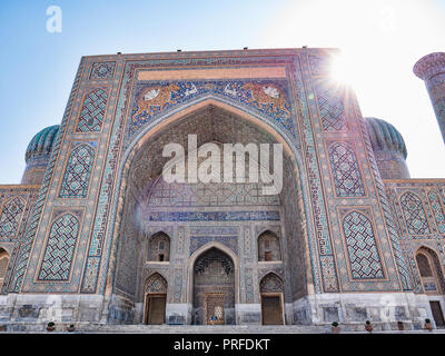 Madrasah Sher-Dor, Registan, famoso punto di riferimento di Samarcanda, Uzbekistan Foto Stock