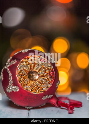 Pallina di natale Abete rosso sul ramo di albero e lo sfondo delle luci Foto Stock