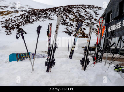 Sci a Glenshee centro di sci, Aberdeenshire, Scotland, Regno Unito. Foto Stock