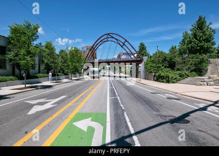 La 606, ex elevata linea ferroviaria, greenway per pedoni e ciclisti dal 2015, Bloomingdale Trail, Wicker Park, Chicago, Illinois, Stati Uniti d'America Foto Stock