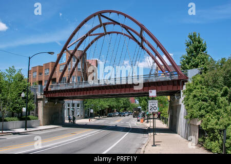 La 606, ex elevata linea ferroviaria, greenway per pedoni e ciclisti dal 2015, Bloomingdale Trail, Wicker Park, Chicago, Illinois, Stati Uniti d'America Foto Stock