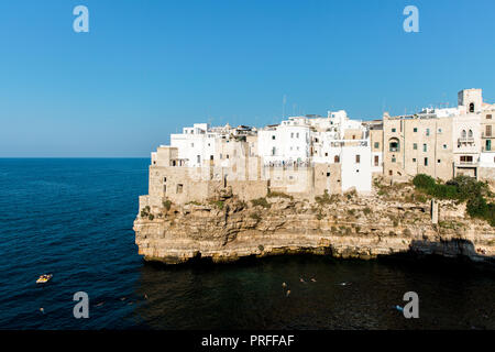 La città vecchia e la Grotta piana a Polignano a Mare, Puglia, Italia Foto Stock