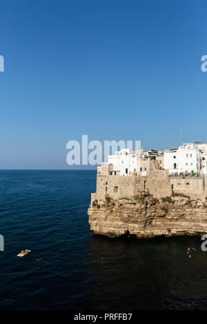 La città vecchia e la Grotta piana a Polignano a Mare, Puglia, Italia Foto Stock