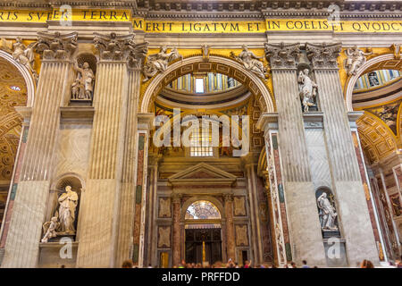 Vaticano/Italia- Agosto 24, 2018: Interno della Basilica di San Pietro in Vaticano, la navata centrale Foto Stock
