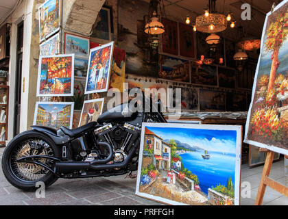 Rethimno, Creta, Grecia - 15.06.2018: Moto piedi tra i dipinti sulla strada della città vecchia di Rethymno Foto Stock