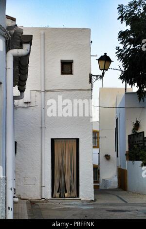 Le strette stradine e le facciate bianche di Lucainena de las Torres, Almería, Spagna Foto Stock