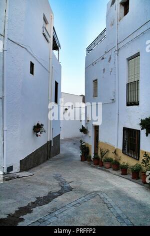 Le strette stradine e le facciate bianche di Lucainena de las Torres, Almería, Spagna Foto Stock